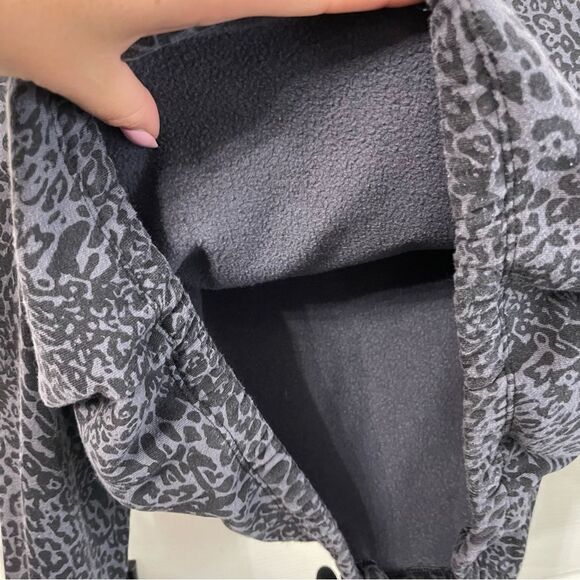 Leopard Print Old Navy Active Crop Sweatshirt - Picture 5 of 5